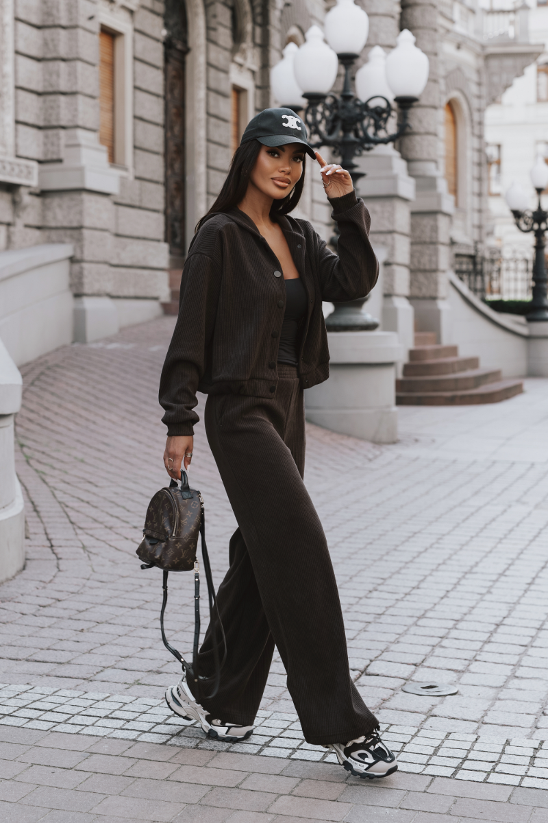 Unisex BROOKLYN set in brown with a distinctive urban design