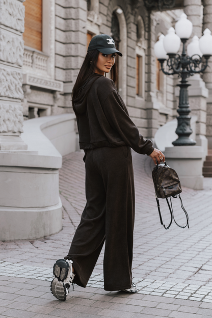 Unisex BROOKLYN set in brown with a distinctive urban design