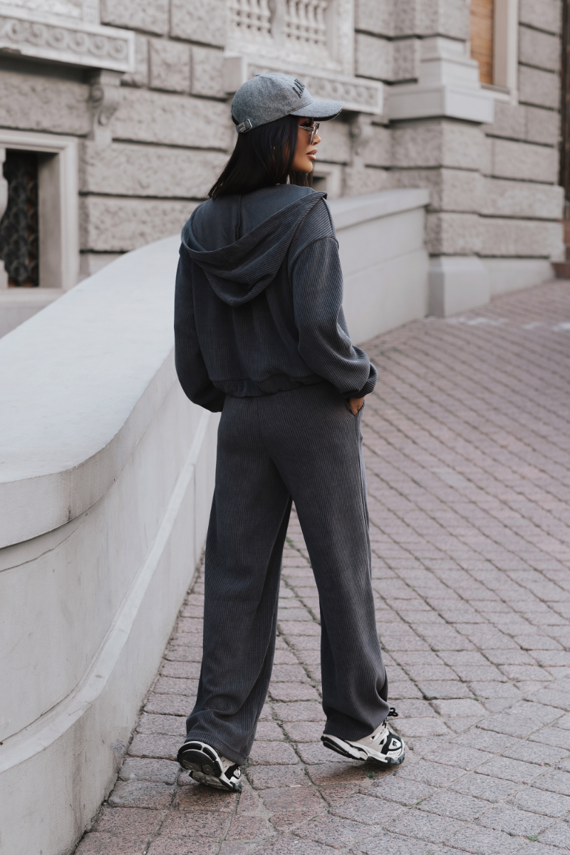 Unisex BROOKLYN set in graphite color with a modern design