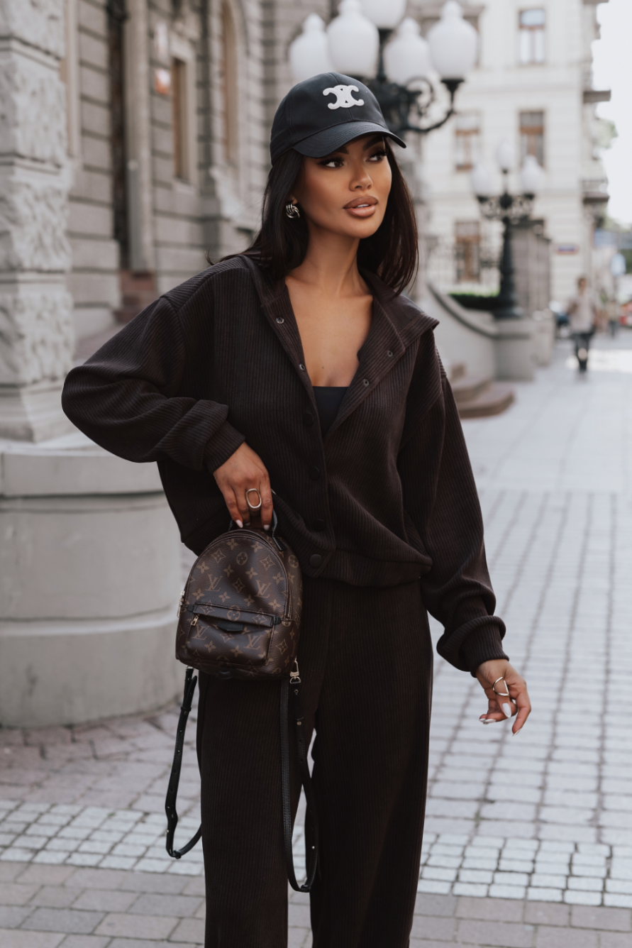 Unisex BROOKLYN set in brown with a distinctive urban design
