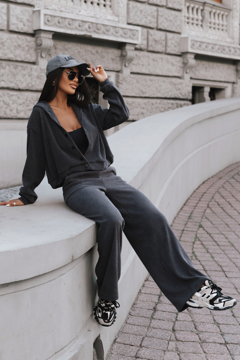 Unisex BROOKLYN set in graphite color with a modern design