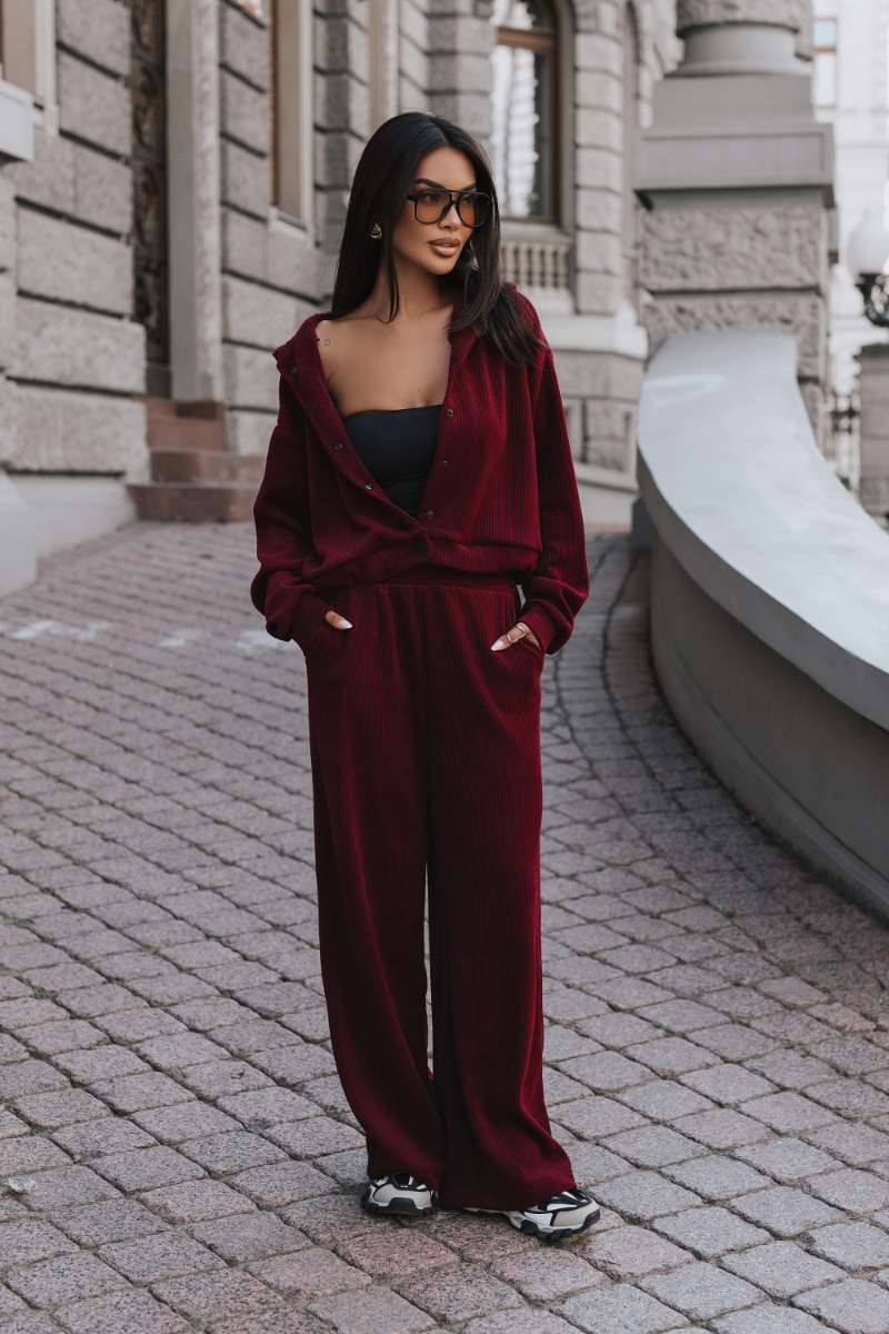BROOKLYN women's sports set, burgundy, with a modern urban design