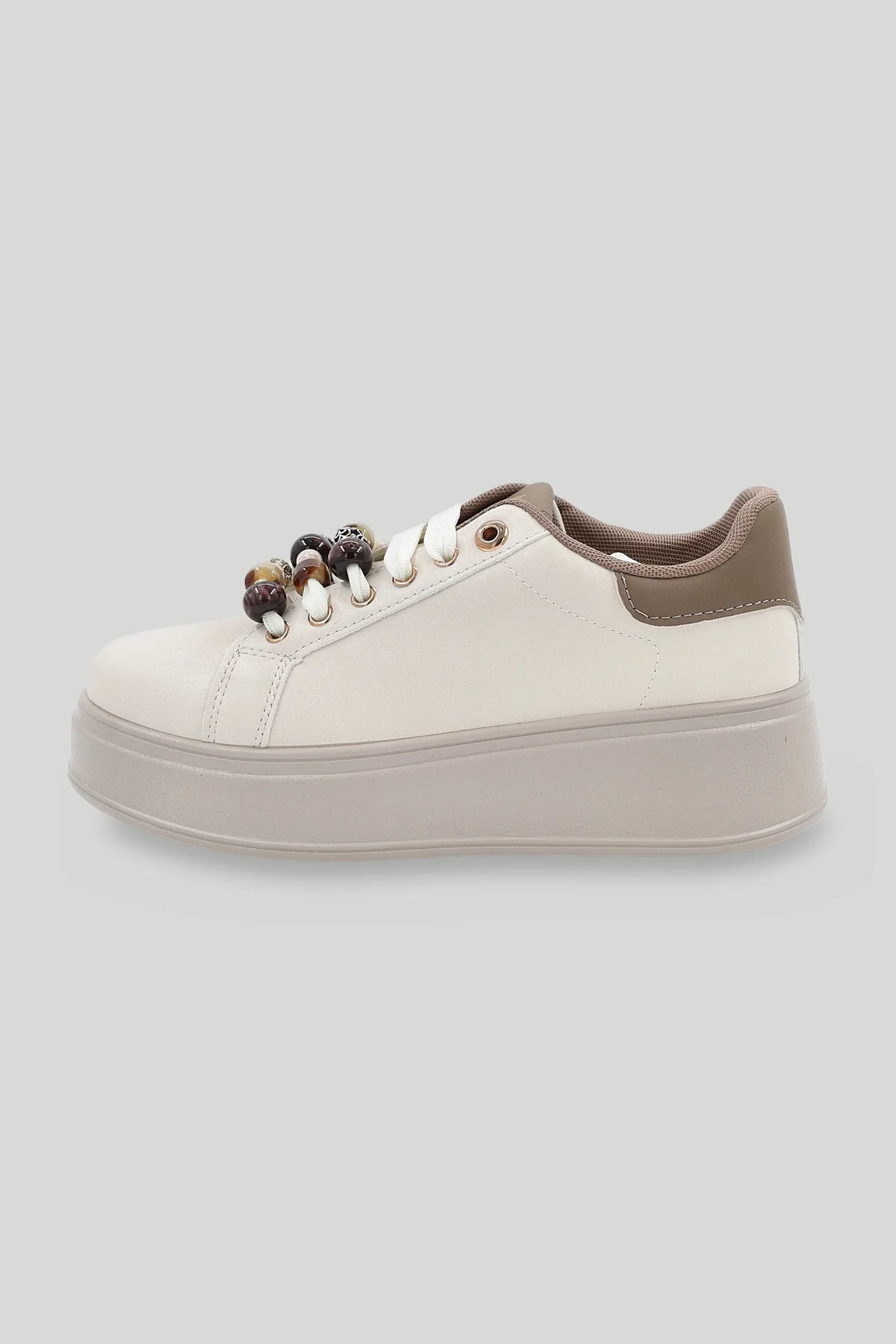Дамски кожени сникърси на платформа с декоративни мъниста на връзките - бежово и таупе