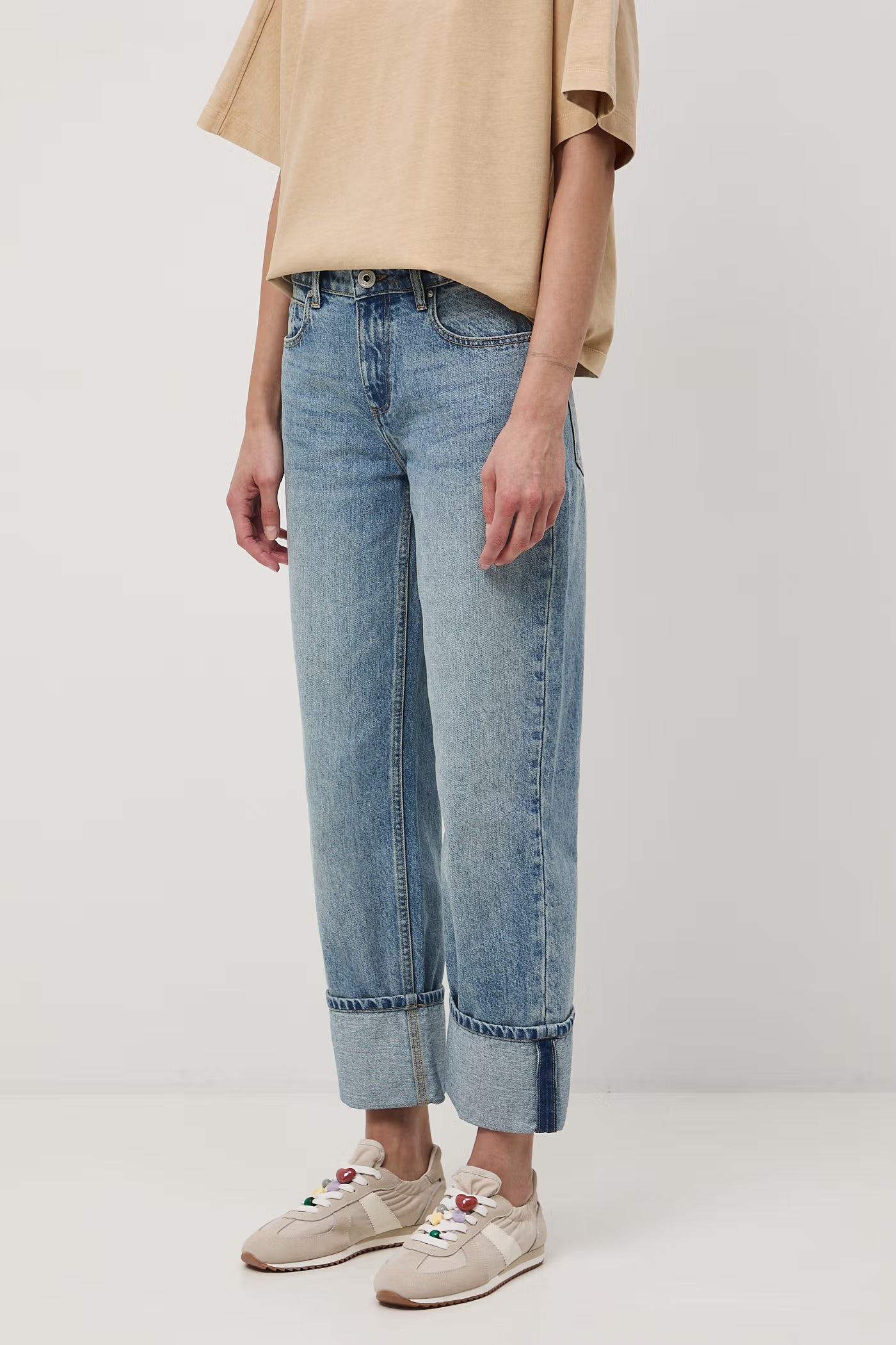 Дамски дънки от тип "Straight Fit" в измит син цвят с маншет