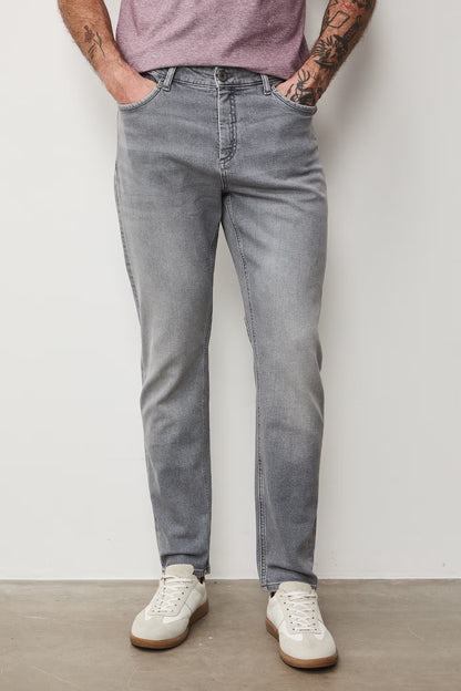 Мъжки дънки с "Tapered" кройка в сив цвят