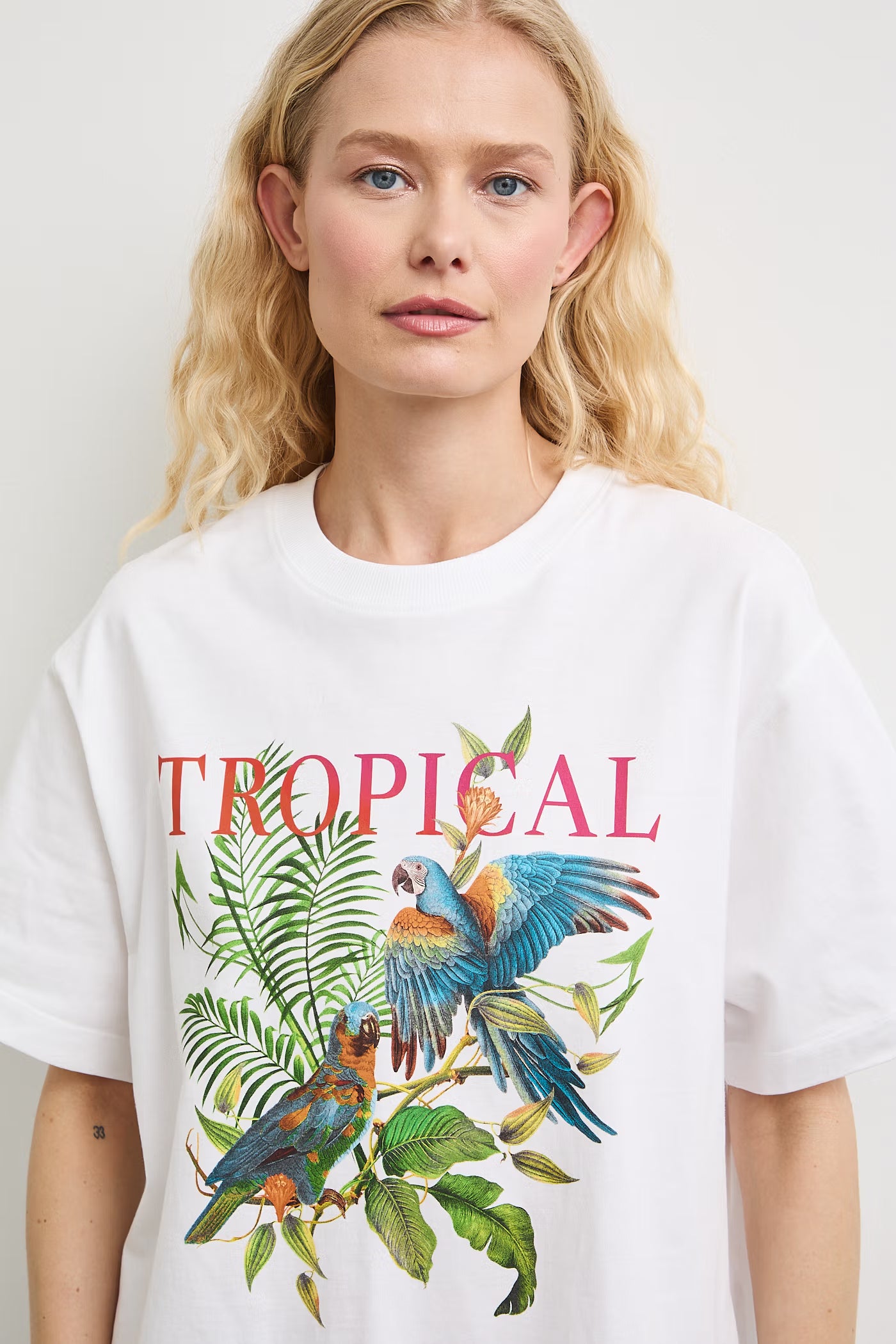 Женская футболка белого цвета с принтом "Tropical"
