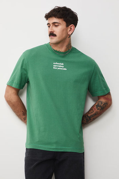 Мъжка тениска с абстрактен арт надпис в зелен цвят