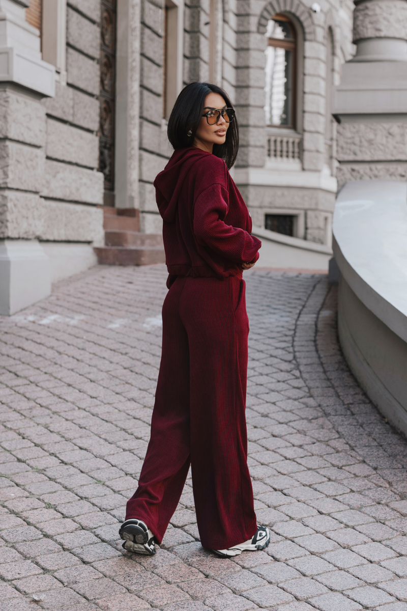 BROOKLYN women's sports set, burgundy, with a modern urban design