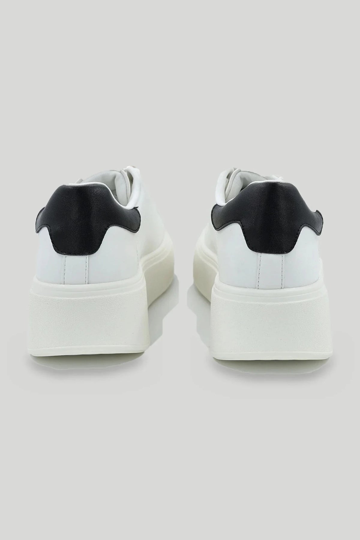 Weiße Damen-Sneaker mit Plateausohle, Bienen-Broschen und Kristallen - schwarze Ferse Gold&Gold Roberto Fashion Store Sneakers GNG0926SHOWHTGB900-36 36