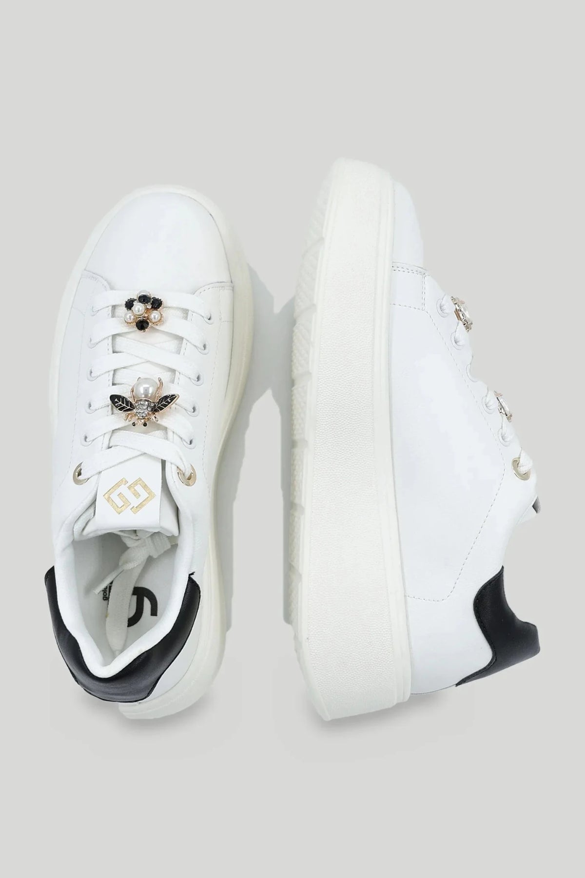 Weiße Damen-Sneaker mit Plateausohle, Bienen-Broschen und Kristallen - schwarze Ferse Gold&Gold Roberto Fashion Store Sneakers GNG0926SHOWHTGB900-36 36