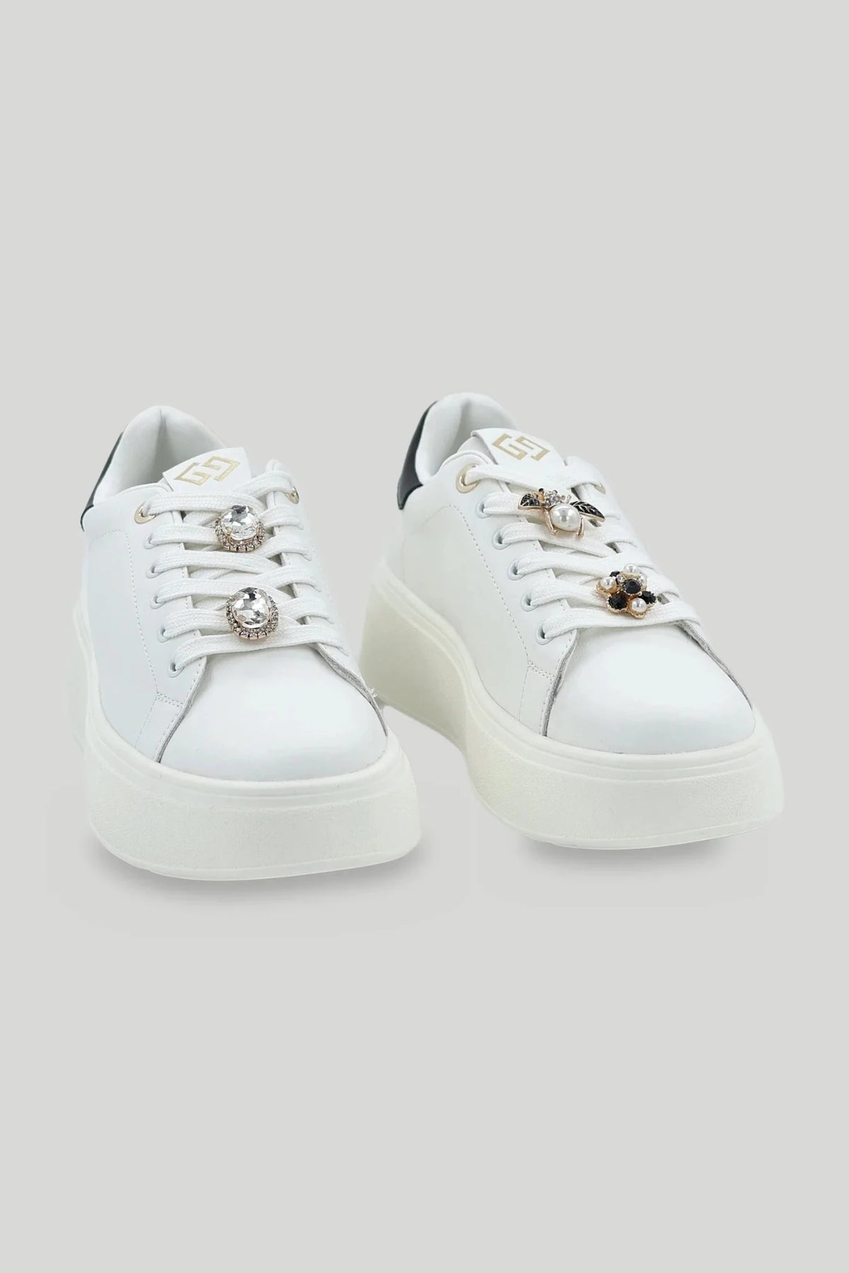 Weiße Damen-Sneaker mit Plateausohle, Bienen-Broschen und Kristallen - schwarze Ferse Gold&Gold Roberto Fashion Store Sneakers GNG0926SHOWHTGB900-36 36
