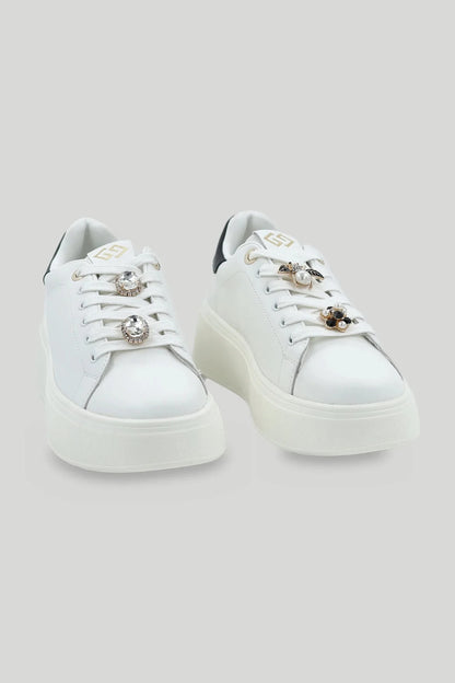Weiße Damen-Sneaker mit Plateausohle, Bienen-Broschen und Kristallen - schwarze Ferse Gold&Gold Roberto Fashion Store Sneakers GNG0926SHOWHTGB900-36 36