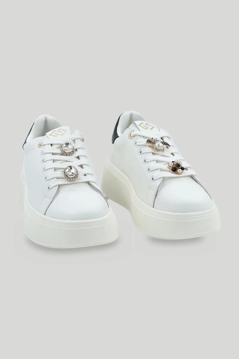 Baskets blanches pour femme plateforme avec broches abeille et cristaux - talon noir