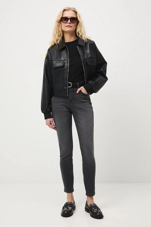 Γυναικείο τζιν σε γραμμή «Slim Fit» σε κλασικό μαύρο με εφέ ξεθωριάσματος