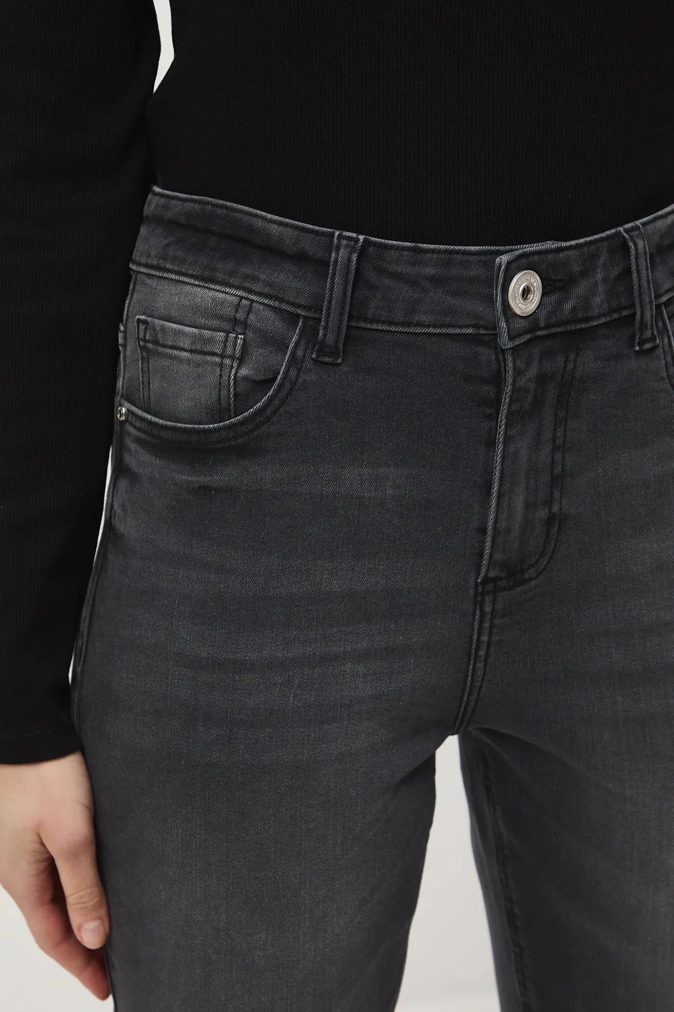 Дамски дънки тип "Slim Fit" в класическо черно с избелял ефект Medicine Roberto Fashion Store Jeans RS26SJD011-90J-36 36