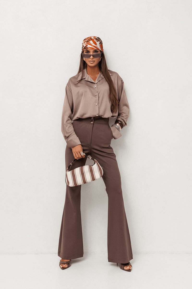 Calça feminina flare FINN – Fango (visual e conforto)