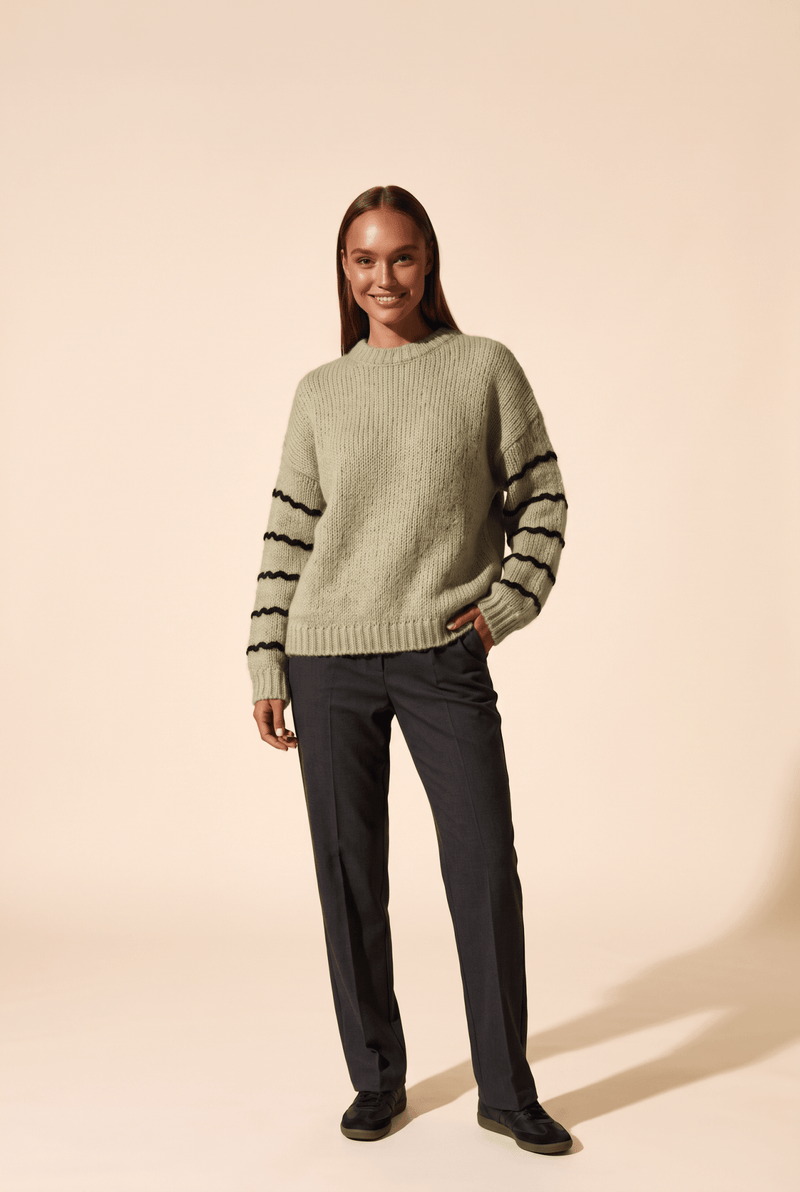 Pulôver feminino tricotado com fitas onduladas contrastantes, verde claro com preto - tamanho universal