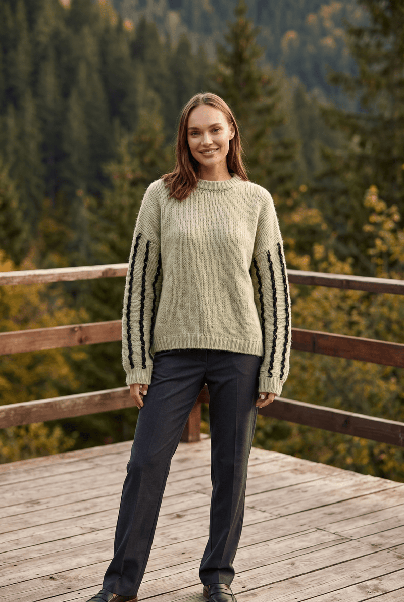 Pulôver feminino tricotado com fitas onduladas contrastantes, verde claro com preto - tamanho universal