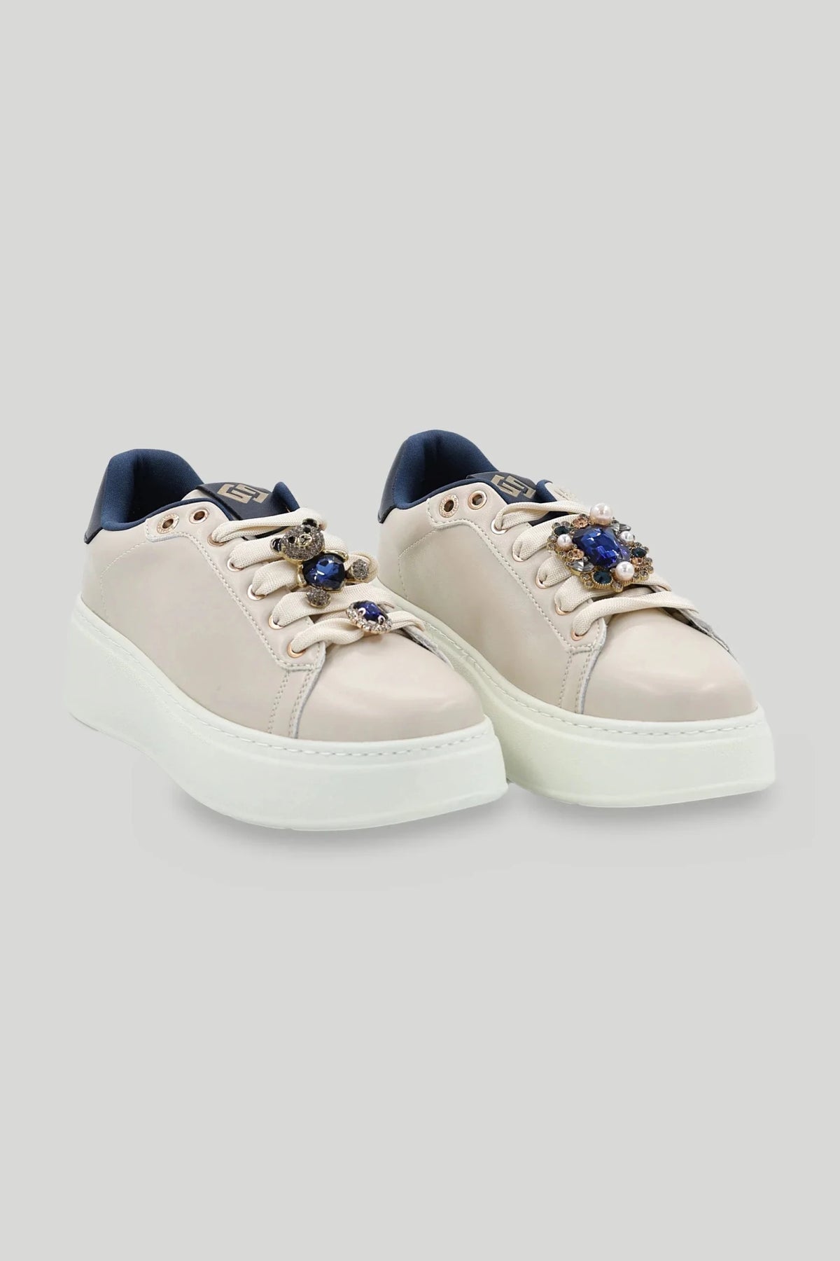 Damen-Sneaker mit Plateausohle und Broschen mit blauen Kristallen - beige und dunkelblau Gold&Gold Roberto Fashion Store Sneakers GNG0926SHOBEIGB10931-36 36
