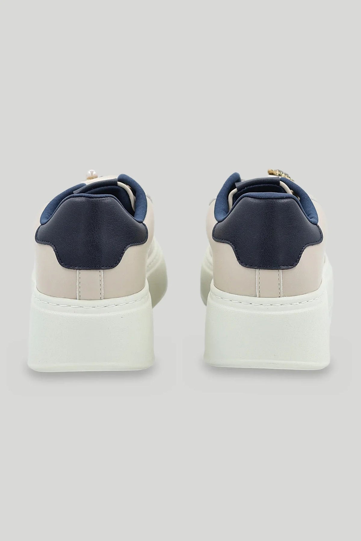 Damen-Sneaker mit Plateausohle und Broschen mit blauen Kristallen - beige und dunkelblau Gold&Gold Roberto Fashion Store Sneakers GNG0926SHOBEIGB10931-36 36