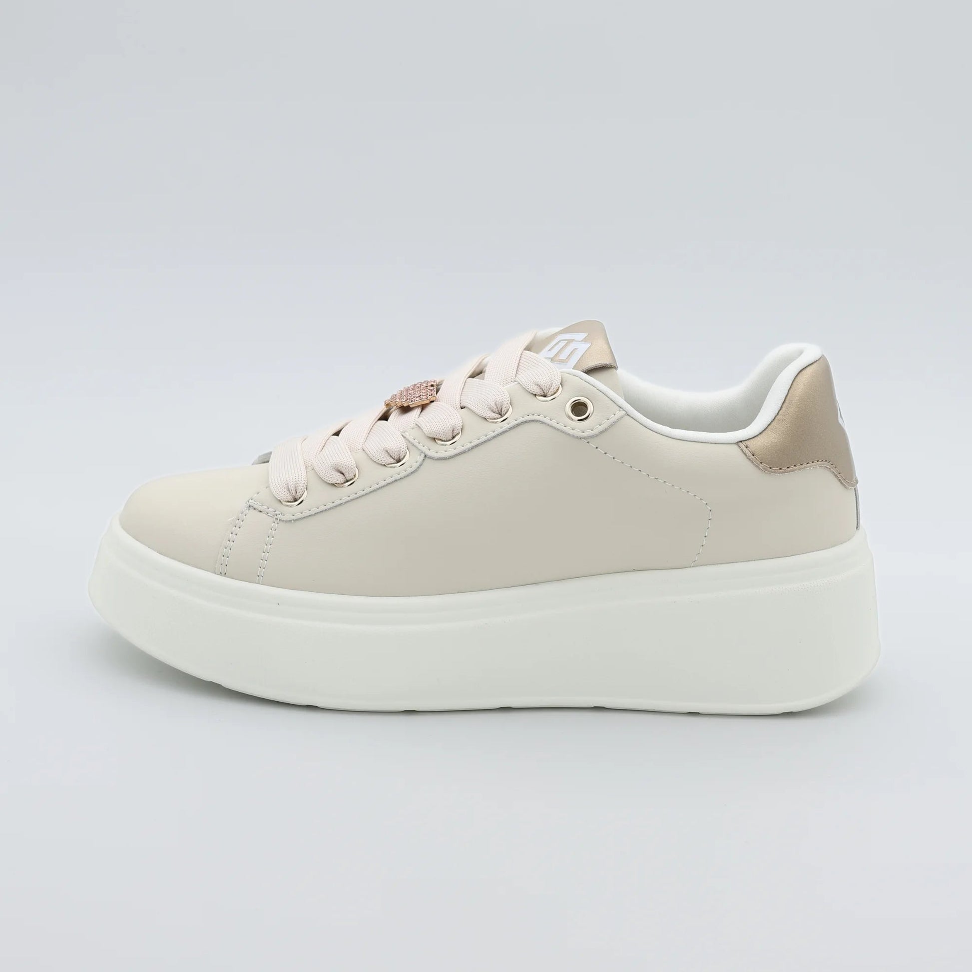 Дамски сникърси в бежово с декоративни блестящи сърца Gold&Gold Roberto Fashion Store Sneakers GNG2603GB1045BEI-36 36