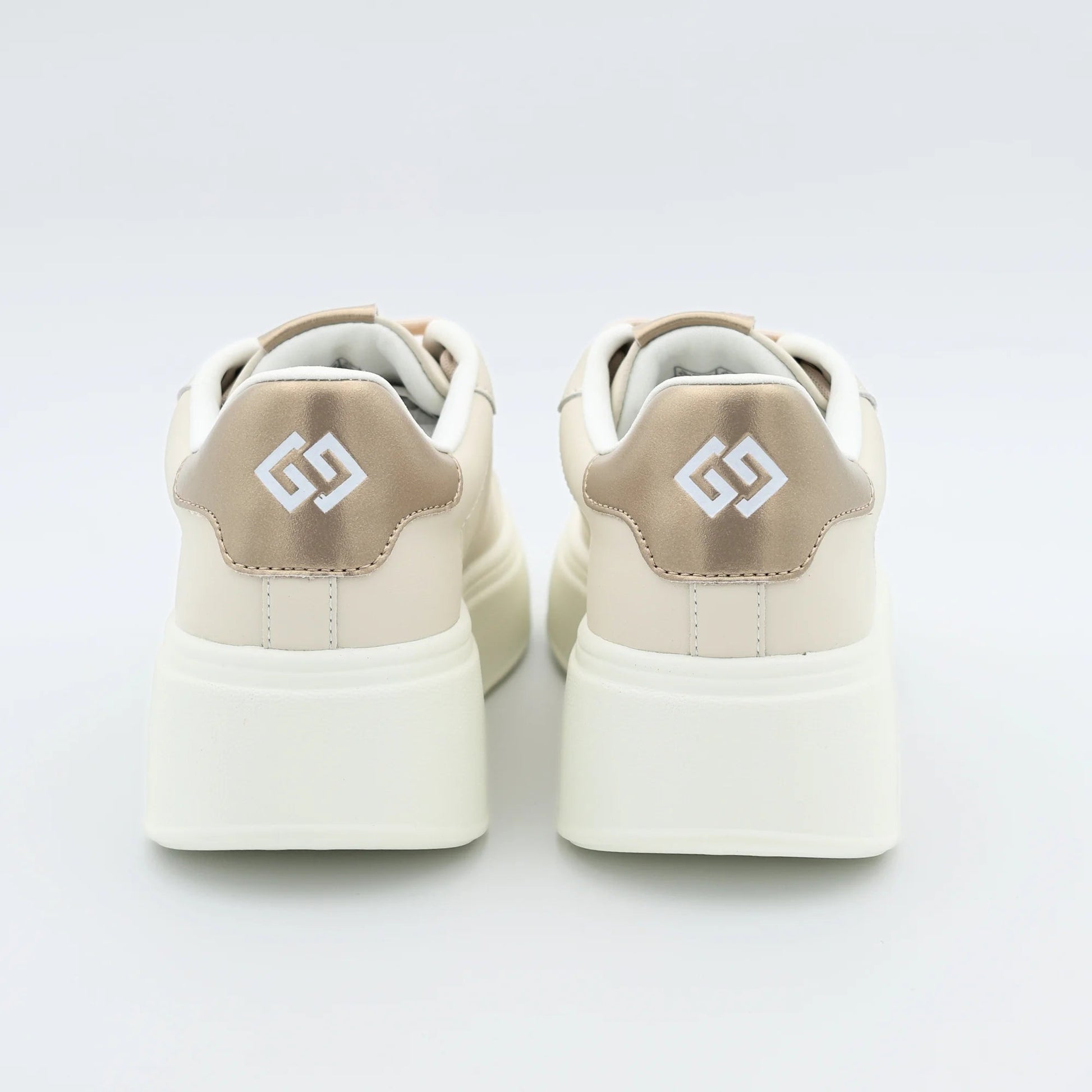 Дамски сникърси в бежово с декоративни блестящи сърца Gold&Gold Roberto Fashion Store Sneakers GNG2603GB1045BEI-36 36