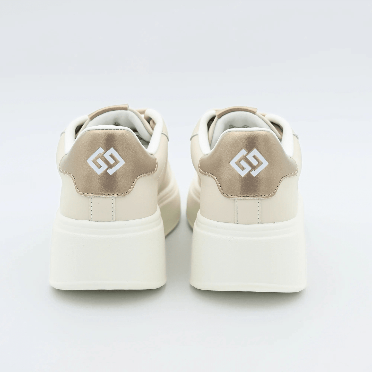 Дамски сникърси в бежово с декоративни блестящи сърца Gold&Gold Roberto Fashion Store Sneakers GNG2603GB1045BEI-36 36
