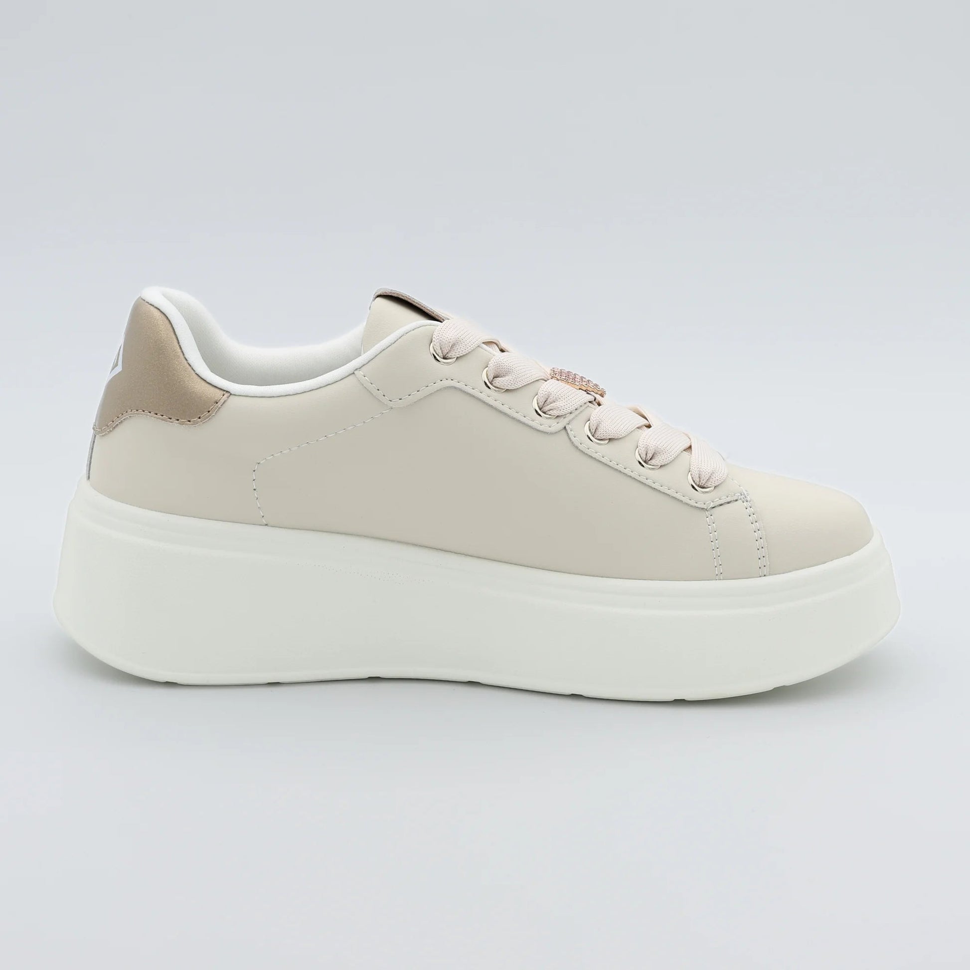 Дамски сникърси в бежово с декоративни блестящи сърца Gold&Gold Roberto Fashion Store Sneakers GNG2603GB1045BEI-36 36