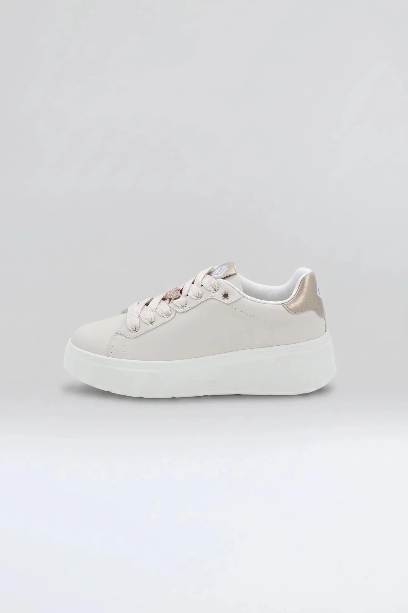 Дамски сникърси в бежово с декоративни блестящи сърца Gold&Gold Roberto Fashion Store Sneakers GNG2603GB1045BEI-36 36