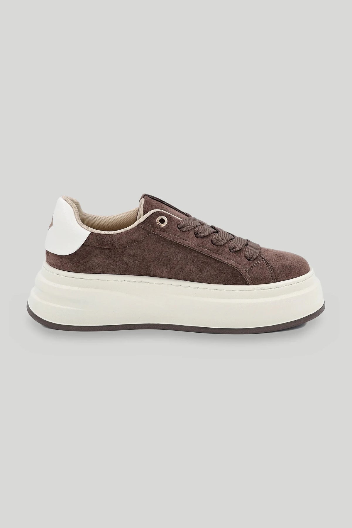 Дамски велурени сникърси на масивна платформа с бяла пета - кафяви Gold&Gold Roberto Fashion Store Sneakers GNG0926SHOBRNGB1140-36 36