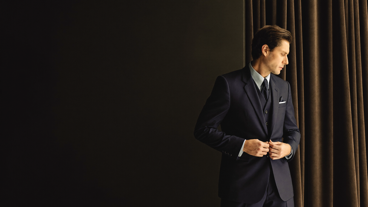 Мъж в тъмносин костюм made-to-measure от Roberto